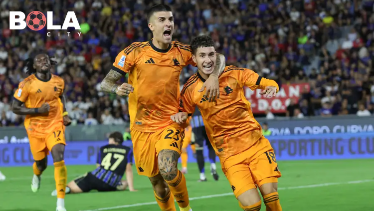 Pemain AS Roma merayakan gol dengan penuh semangat dalam pertandingan Liga Italia di stadion yang dipenuhi penonton
