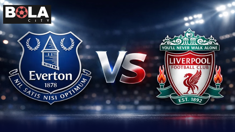 Logo Everton dan Liverpool saling berhadapan dalam Derby Merseyside dengan latar stadion pada pertandingan Liga Inggris