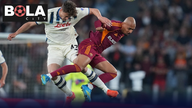 Pemain AS Roma dan atalanta berebut bola dalam duel udara pada pertandingan Serie A yang berlangsung ketat