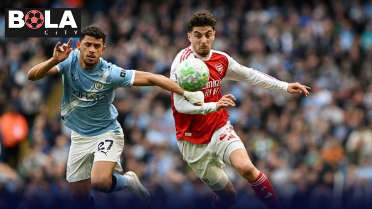Pemain Manchester City duduk di lapangan merayakan kemenangan penting yang membuka peluang juara liga