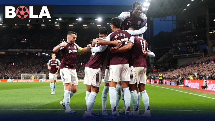 Pemain Aston Villa merayakan gol bersama di lapangan dalam pertandingan Liga Inggris dengan suasana stadion penuh penonton