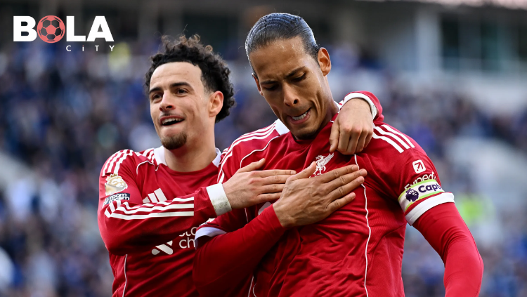 Virgil van Dijk selebrasi usai cetak gol telat ke gawang Everton dalam Derby Merseyside. Hasil pertandingan di bolacity.