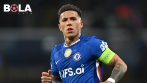 Enzo Fernandez minta maaf setelah nyanyian rasis, tapi hukuman dua laga dari Chelsea tetap berlaku. Analisis eksklusif bolacity