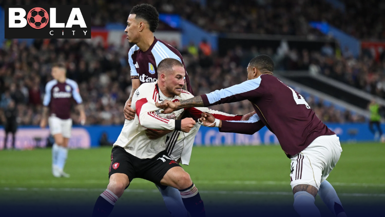 Pemain liverpool dan Aston Villa berebut bola dalam pertandingan sengit Liga Inggris di stadion penuh penonton.