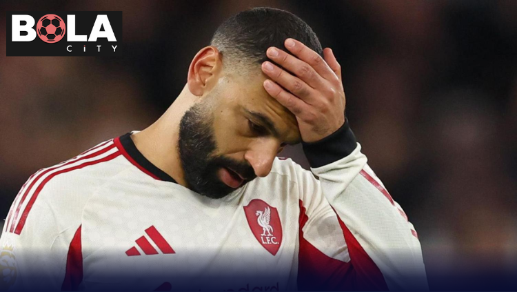 Mohamed Salah terlihat kecewa sambil memegang kepala mengenakan jersey Liverpool dalam pertandingan sepak bola.
