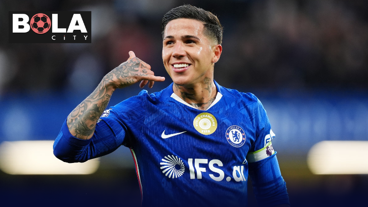 Enzo Fernandez tanpa jersey melakukan selebrasi dalam pertandingan dengan headline transfer dari Chelsea ke Madrid.
