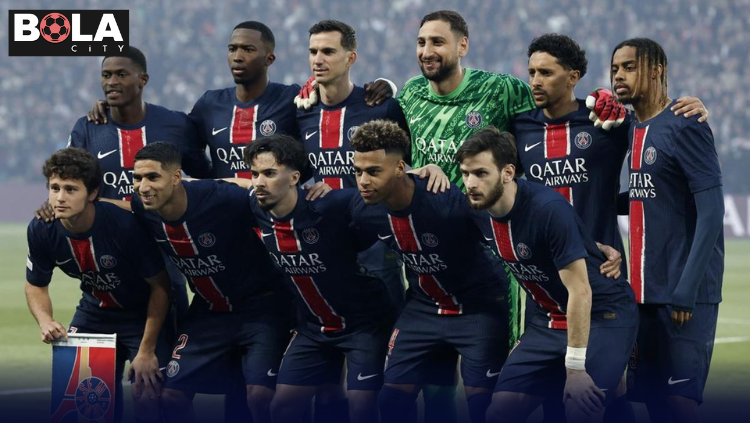 Para pemain PSG melakukan selebrasi kemenangan di lapangan dengan seragam biru tua dalam pertandingan Liga Prancis.