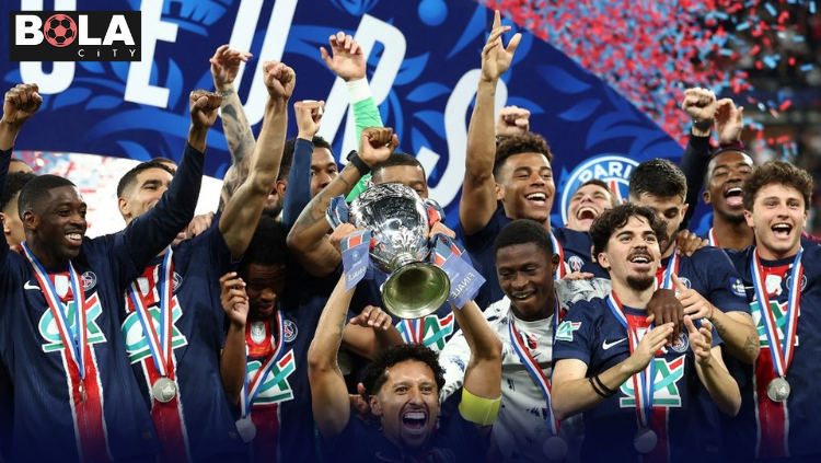 Para pemain Paris Saint-Germain mengangkat trofi juara dan merayakan kemenangan bersama di podium setelah final Piala Prancis.