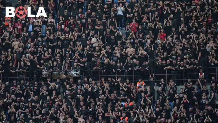Pemain AC Milan tertunduk lesu usai dipermalukan Sassuolo 0-3 di San Siro, fans menyoraki dari tribun - bolacity