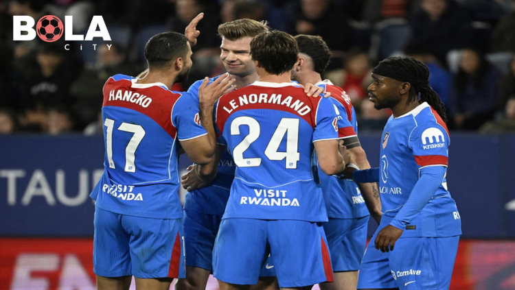 Para pemain Atletico Madrid merayakan gol dalam pertandingan La Liga dengan Robin Le Normand dan David Hancko terlihat di lapangan.