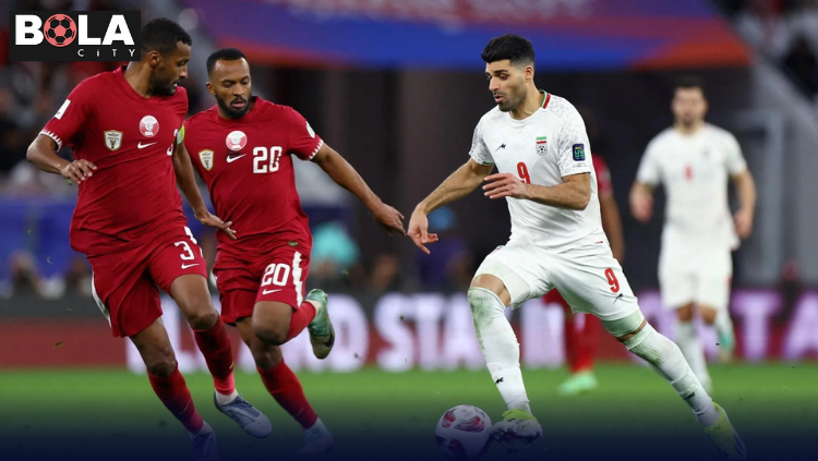 Pemain Timnas Iran merayakan hasil pertandingan dengan menyapa suporter usai laga internasional di stadion.