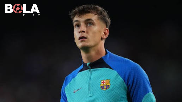 Marc Casado mengenakan seragam Barcelona saat tampil dalam pertandingan LaLiga, bersiap menguasai jalannya laga di depan ribuan suporter.