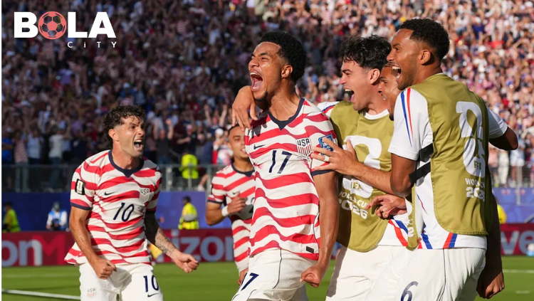 Pemain Timnas Amerika Serikat melakukan selebrasi gol pada pertandingan Piala Dunia FIFA 2026 di depan ribuan pendukung di stadion.