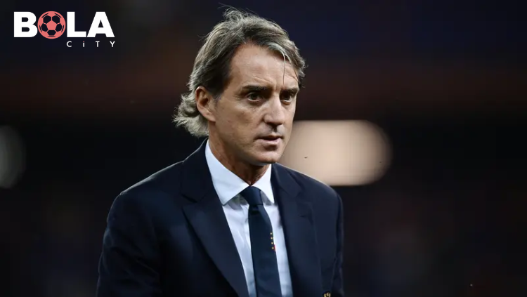 Roberto Mancini menandatangani kontrak bersama Presiden FIGC Giovanni Malago untuk kembali melatih Timnas Italia pada Juli 2026