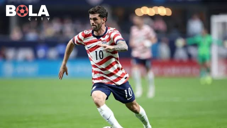 Christian Pulisic mengenakan seragam AC Milan sambil merayakan gol, mencerminkan kepemimpinan dan statistiknya di lapangan
