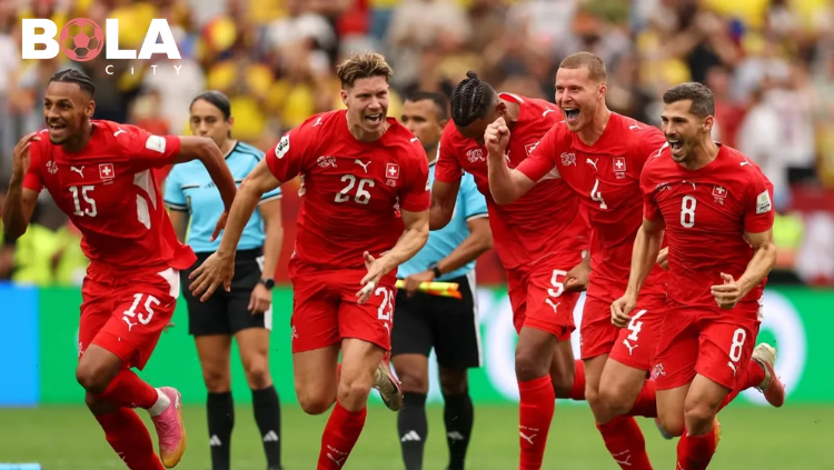 Para pemain Timnas Swiss merayakan kemenangan dengan penuh semangat setelah pertandingan Piala Dunia FIFA mengenakan seragam merah.