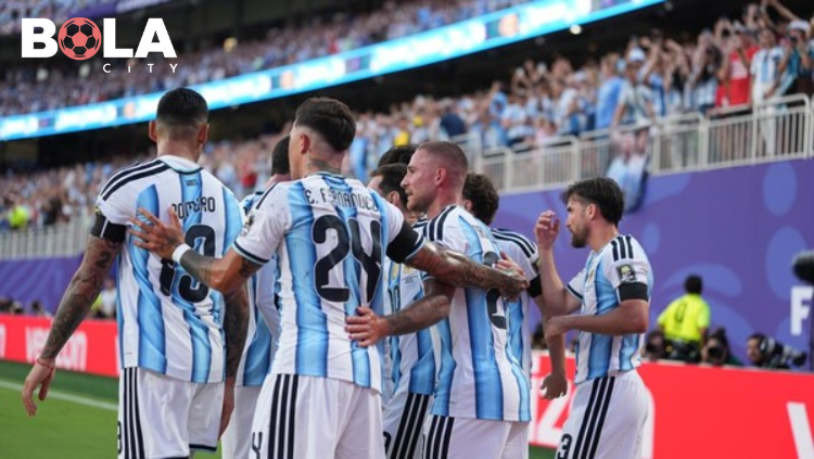 Pemain Argentina merayakan gol kemenangan 3-1 atas Swiss di perempat final Piala Dunia 2026