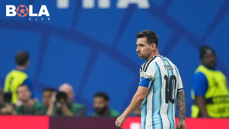 Lionel Messi mengenakan jersey nomor 10 Timnas Argentina saat berjalan di lapangan dalam pertandingan internasional FIFA.