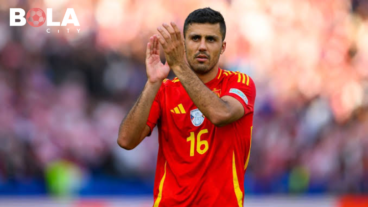 Kapten Spanyol Rodri mengangkat trofi Golden Ball usai memenangkan Piala Dunia 2026 di MetLife Stadium