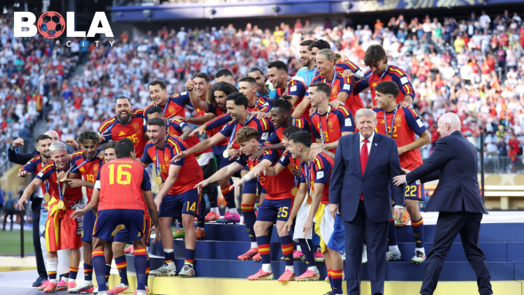 Para pemain Timnas Spanyol merayakan keberhasilan menjuarai UEFA Euro 2024 di atas podium setelah mengalahkan Inggris pada laga final, sementara Donald Trump terlihat berada di depan panggung.