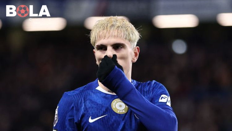 Cole Palmer mengenakan jersey biru Chelsea menunjukkan ekspresi kecewa di depan gawang setelah gagal memanfaatkan peluang mencetak gol dalam pertandingan.