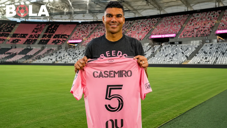 Casemiro mengenakan jersey Inter Miami berwarna merah muda saat sesi perkenalan resmi sebagai pemain baru klub MLS.