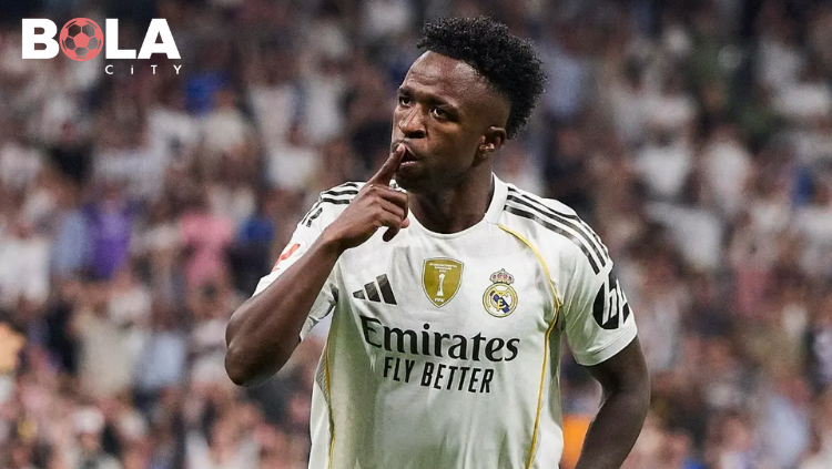 Vinicius Junior melakukan selebrasi usai mencetak gol untuk Timnas Brasil dalam pertandingan sepak bola internasional dengan mengenakan jersey kuning nomor 7.