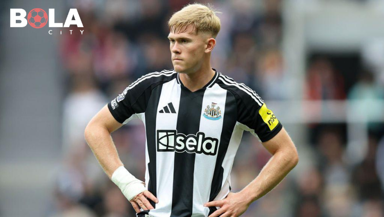 Lewis Hall berseragam Newcastle United dikaitkan dengan transfer ke Manchester United bursa 2026