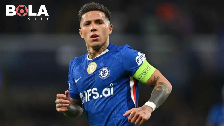 Enzo Fernandez, gelandang Chelsea yang masih menjadi target transfer utama Manchester City di bursa transfer 2026